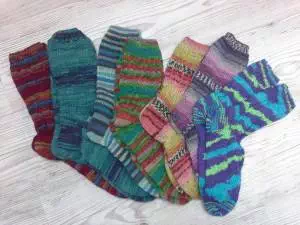 Socken fast ausschließlich aus Opal gestrickt, alle seit Januar genadelt.